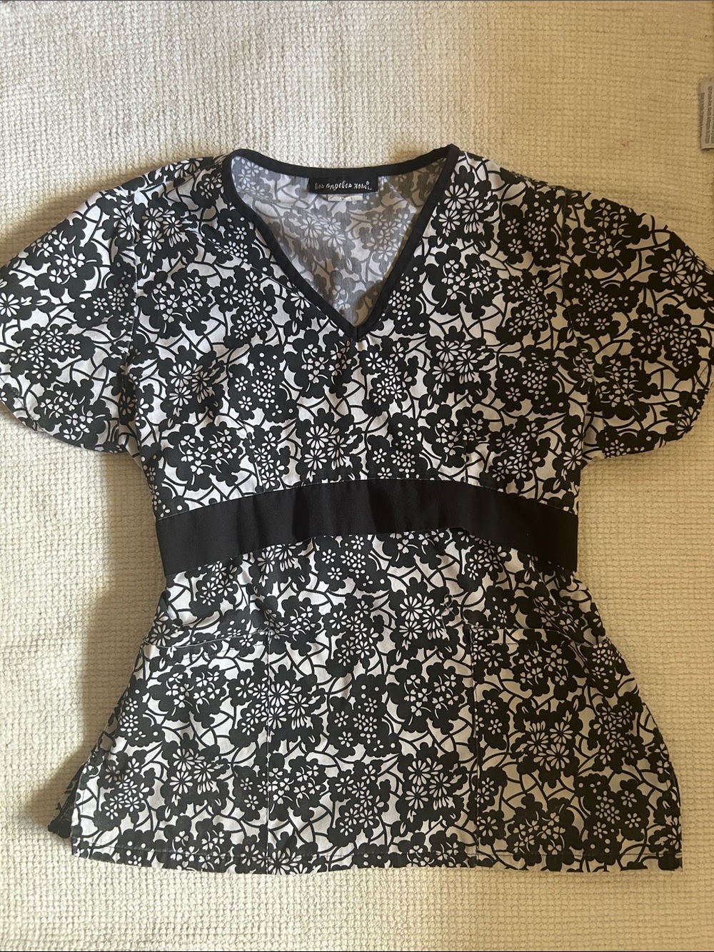 Noir & White Floral V-Neck Women’s scrub Top